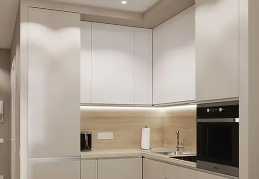 Nispetiye’de ölçüye özel bej lake kapaklı, gizli aydınlatmalı mutfak dolabı